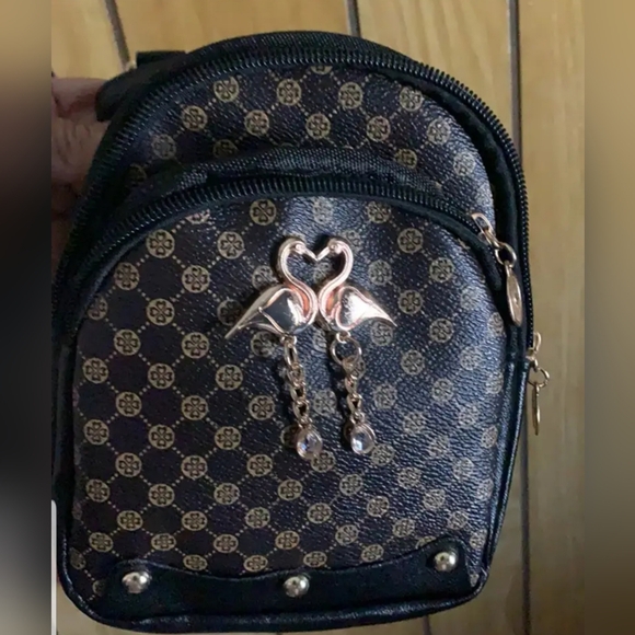 Designer Inspired Kissing Doves Handbag and Purse Set - Picture 4 of 16